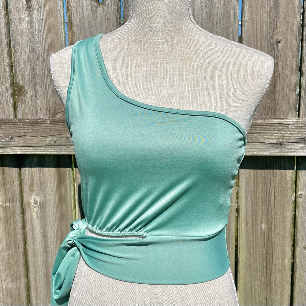 Gorgeous side tie crop top.